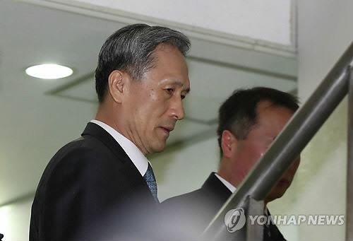 법정 향하는 김관진 전 국방장관 (서울=연합뉴스) 임헌정 기자 = 이명박 정부 시절 국군 사이버사령부의 온라인 여론조작 활동에 관여한 혐의를 받는 김관진 전 국방부 장관이 10일 오전 구속 전 피의자 심문(영장실질심사)을 받기 위해 서울 서초동 서울중앙지법 법정으로 향하고 있다. 2017.11.10 kane@yna.co.kr (끝)